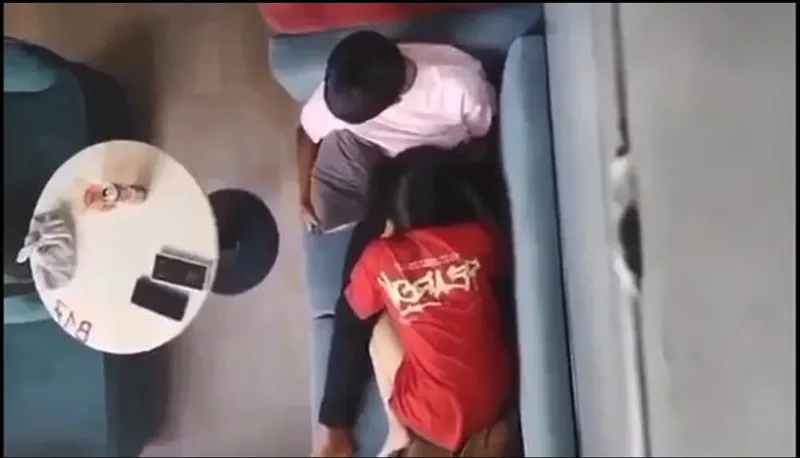 Quay lén bạn gái bú mút cho bạn gái nơi công cộng