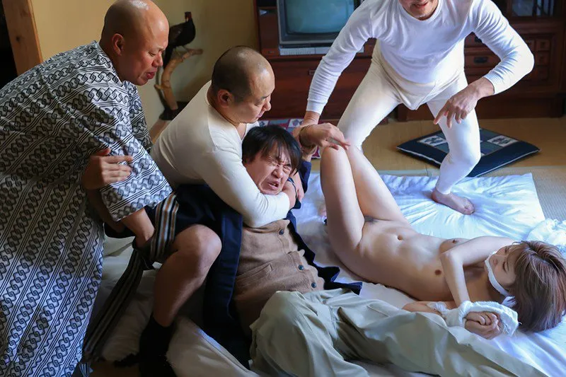 Anh xã nhìn cô vợ bị những tên tù vượt ngục cưỡng hiếp