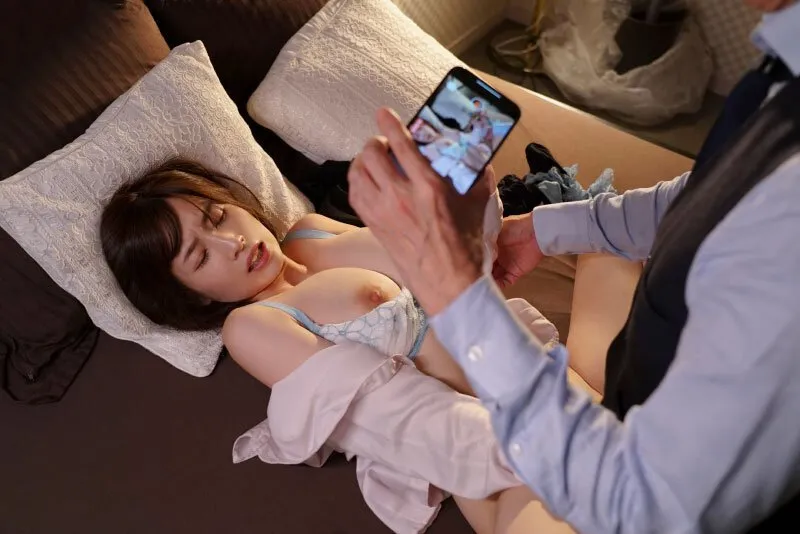 Tiền bối chuốc thuốc em thư ký bắt chịch cả đêm khi đi công tác xa