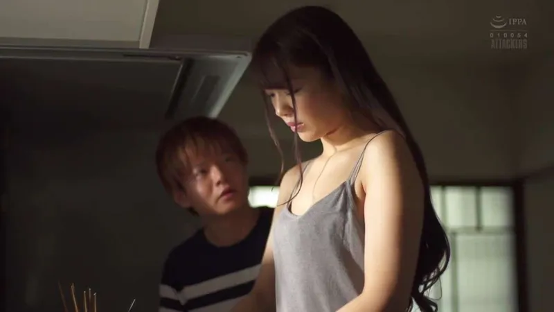 Bồ của chị gái xoạc cô em vợ yêu đang buồn bã vì thất tình