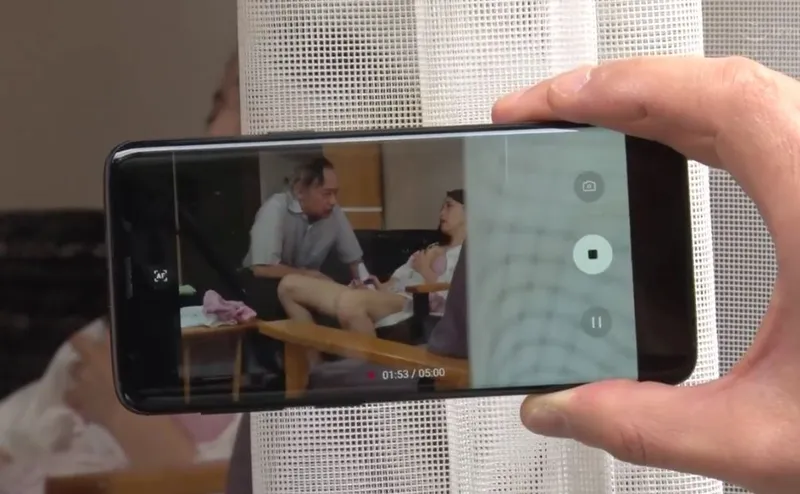 Con dâu gian díu với bố chồng bị gã tiền bối khu phố phát hiện