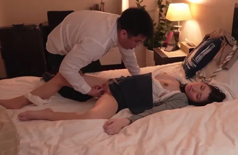 Biết em thư ký sắp kết hôn, tiền bối chuốc thuốc mê trả bài cô nàng cả đêm trong chuyến công tác