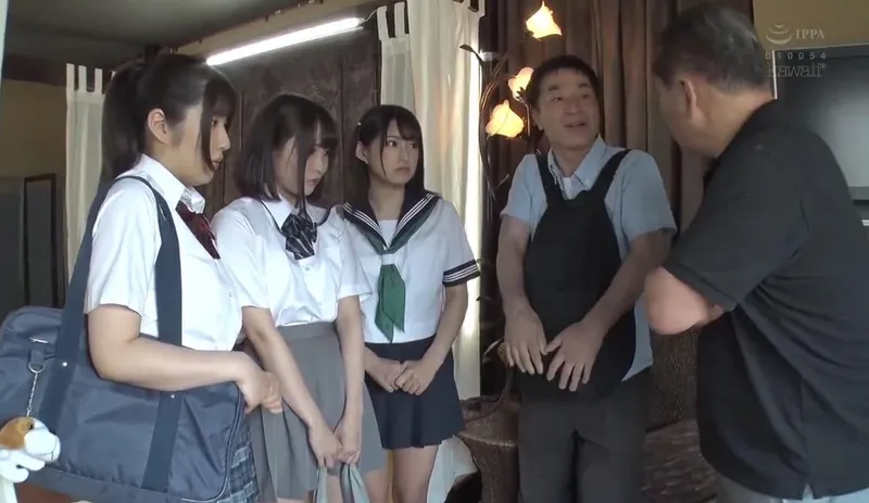 Thất nghiệp, ông bố khốn nạn dẫn 3 thiên thần nhỏ đi bán dâm