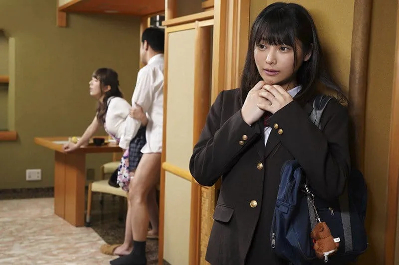 Cục cưng riêng thấy thèm khi nhìn trộm bố dượng làm tình mẹ