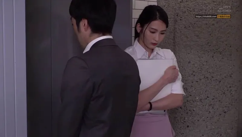 Em thư ký đáng thương bị cấp trên bắt vào khách sạn phục vụ đối tác