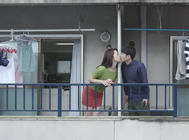 Tiếng rên của chị cạnh bên cạnh nhà và cậu thanh niên được lái máy bay