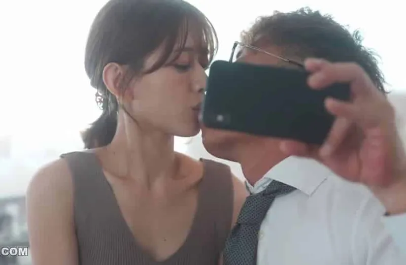 Thấy cô vợ hơi lạ, người chồng xem điện thoại vợ và thấy cảnh làm tình với sếp của mình