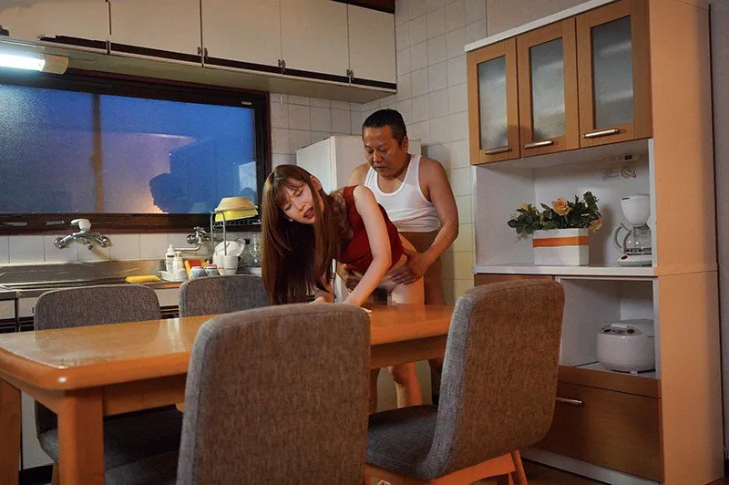 Con gái bị ông chồng mới của mẹ xoạc mỗi ngày, cho dù đã có người yêu