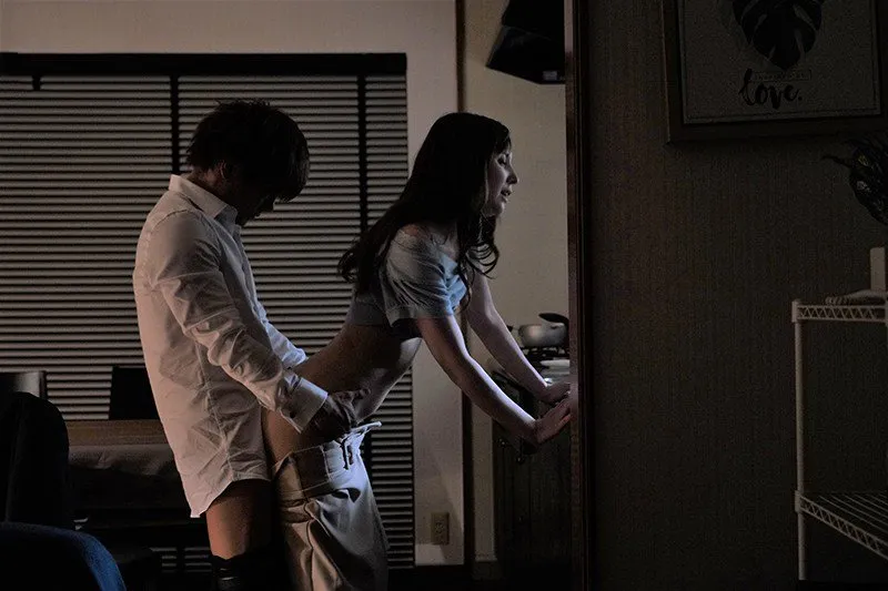 Cấp trên đi bàn việc làm ăn, cậu nhân viên đến nhà nắc người vợ ông ấy