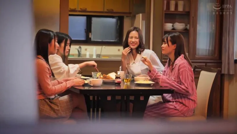 Bố đi vắng, 4 búp bê ở nhà bị những tên côn đồ để ý tới