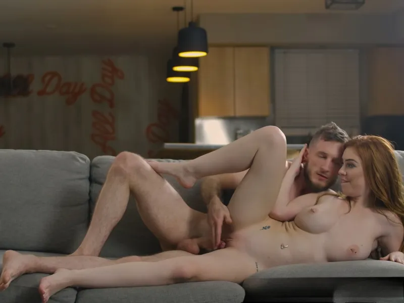 đang tăng ca mà tình nhân cứ dùng cô bé dụ tôi doggy cùng em